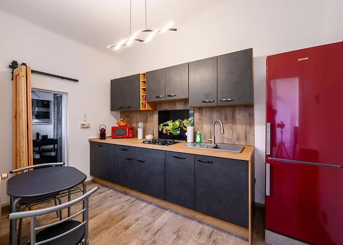 Apartment At Park, Luxurioese Mit Terrasse Und Parkplatz Im Herzen Von *