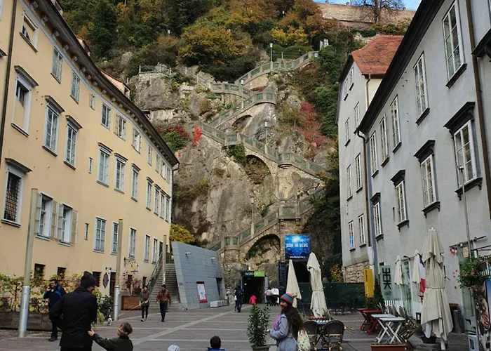 Apartment At Park, Luxurioese Mit Terrasse Und Parkplatz Im Herzen Von Graz