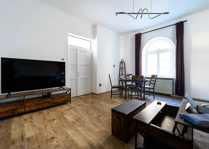 Apartment At Park, Luxurioese Mit Terrasse Und Parkplatz Im Herzen Von