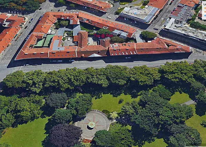 Apartment At Park, Luxurioese Mit Terrasse Und Parkplatz Im Herzen Von *