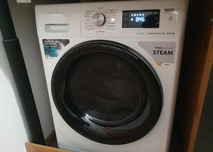 Apartment At Park, Luxurioese Mit Terrasse Und Parkplatz Im Herzen Von *